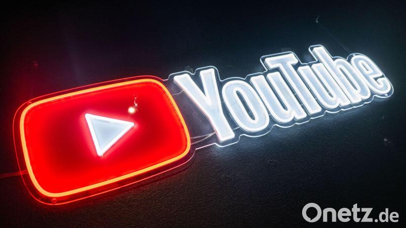 Bei YouTube soll künftig per KI generierte oder veränderte Musik gekennzeichnet werden. (Archivbild) Bild: Christophe Gateau/dpa