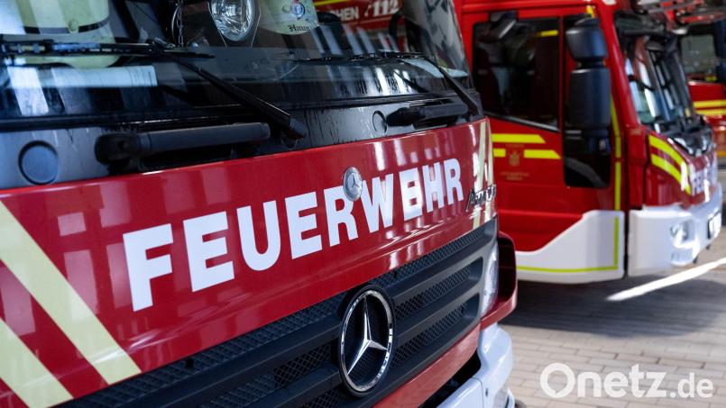 Die Feuerwehr versucht den Brand zu löschen. (Symbolbild) Bild: Sven Hoppe/dpa