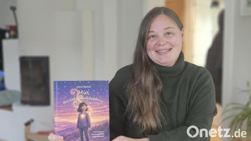 Sylvia Haack aus Kümmersbruck hat ihr erstes Kinderbuch geschrieben. Sie hat jede Menge Zeit und Energie in das Projekt gesteckt. Bild: Christopher Dotzler