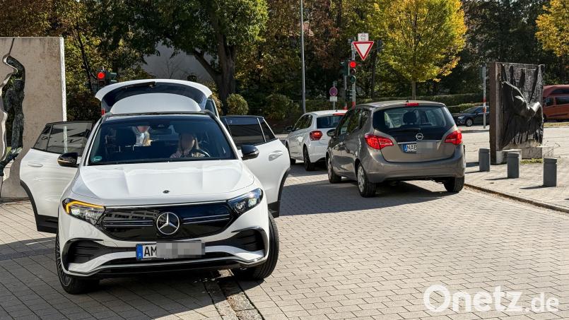 Hier wurde alles richtig gemacht. Die Georg-Grammer-Straße ist künftig Elterntaxi-Haltestelle für die Max-Josef-Schule. Damit soll die Verkehrssituation vor dem Schulhaus entschärft werden. Bild: Petra Hartl