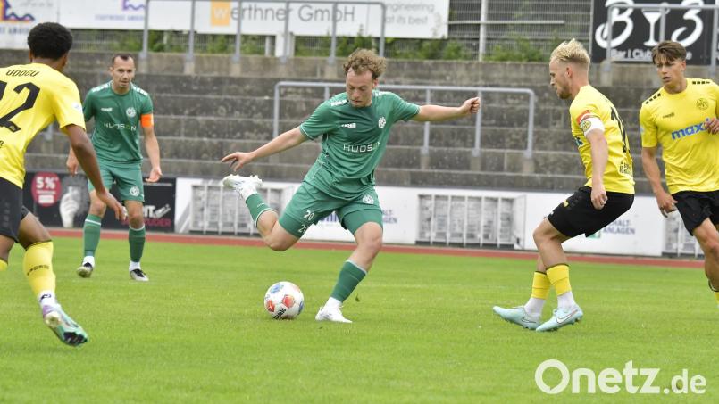 Leon Kipry (Mitte) ist gegen den SSV Jahn Regensburg zurück im Kader der DJK Gebenbach. Bild: Hubert Ziegler