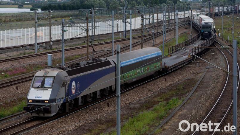 Beim Zusammenstoß eines Kleinbusses mit einem Güterzug am Kanaltunnel in Calais sind 19 Menschen verletzt worden. (Illustration) Bild: picture alliance / dpa