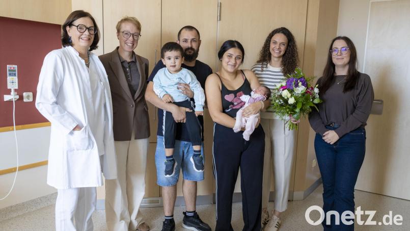 Sie freuen sich über die Geburt von Andreea Florina: Chefärztin Dr. Susanne Merl, Geschäftsführerin Janina Philipp (von links), die Eltern Rodica und Andrei mit ihrem ersten Sohn, sowie Stationsteamleitung Nicole Schwarz (ganz rechts) und Hebamme Celine Michalke (Zweite von rechts). Bild: Johanna Foitzik