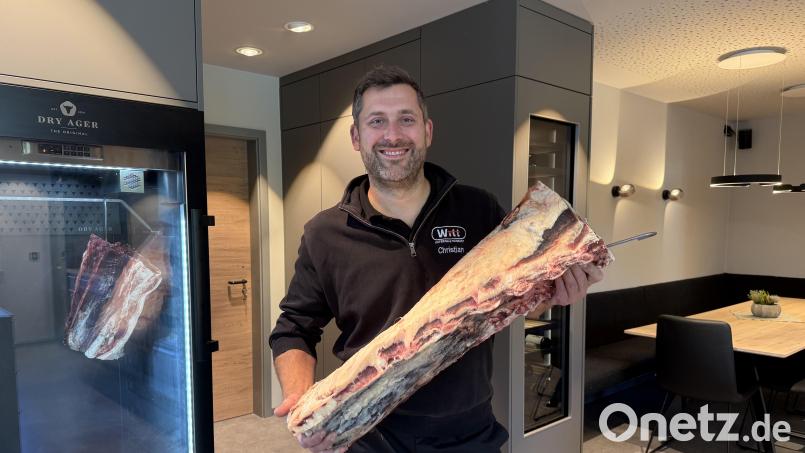 Wenn Christian Witt einen Ochsenrücken aus dem Reifeschrank in der modern eingerichteten Kochschule holt, ist er Dry Aged. Vor 100 Jahren verkaufte sein Urgroßvater das Fleisch an gleicher Stelle als gut abgehangen. Bild: Gabi Schönberger
