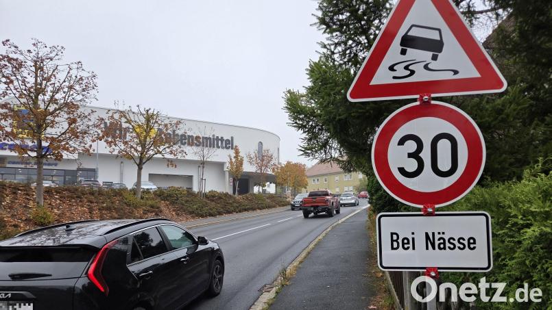 Seit neuestem gilt hier bei Nässe Tempo 30: Der Kurvenbereich der B14 rund um die Oberpfalz-Arkaden wird demnächst vom Staatlichen Bauamt auf mögliche Gefahren untersucht. Bild: Tobias Gräf