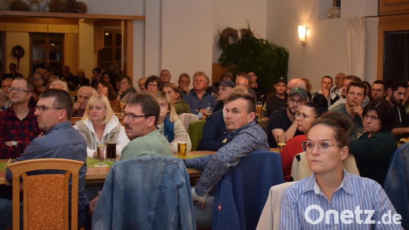 Mit großem Interesse folgen die Bürgerinnen und Bürger von Trausnitz den Ausführungen des Bürgermeisters in der Bürgerversammlung. Bild: Richard Braun