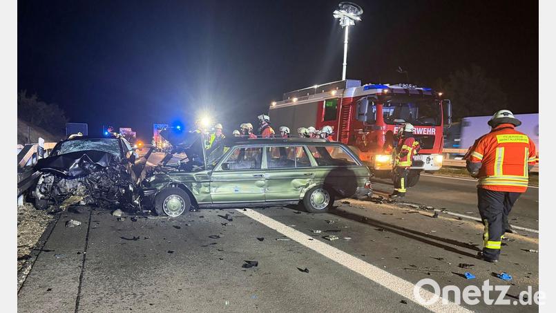 Die zusammengeprallten Autos wurden bei dem Unfall schwer beschädigt. Bild: Felix Besold/NEWS5/dpa