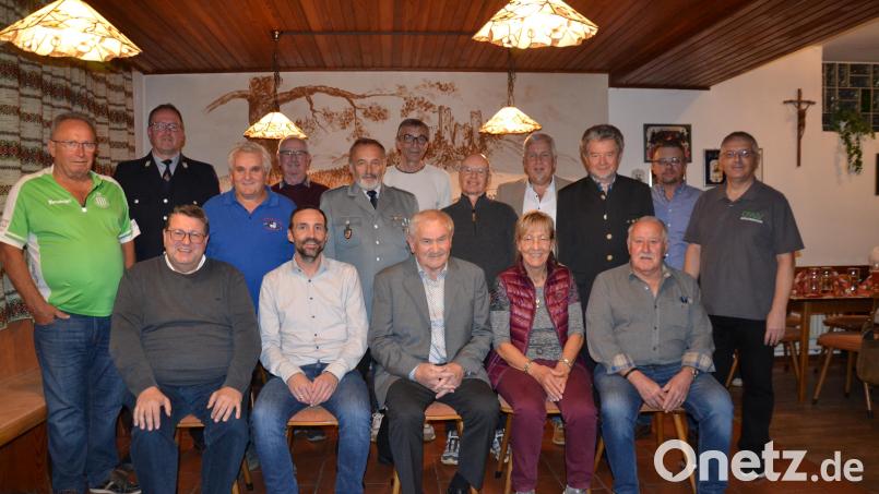 Josef Schafbauer (Mitte) feierte im Kreise der zahlreichen Vereinsabordnungen sowie mit Pfarrer Udo Klösel und Bürgermeister Armin Bulenda (vorne links) im Gasthaus Bodensteiner in Tröbes seinen 80. Geburtstag. Bild: Peter Garreiss
