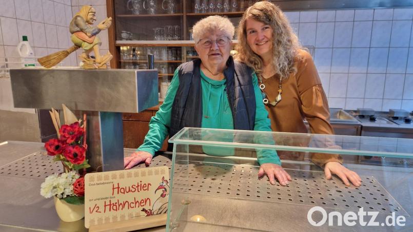 Ein gemeinsames Foto als Erinnerung an die vergangenen 50 Berufsjahre: Theresia Gillitzer und ihre Tochter Claudia Gillitzer-Rittler in der Grillstube Gillitzer, die zwischenzeitlich geschlossen ist. Bild: Thomas Dobler