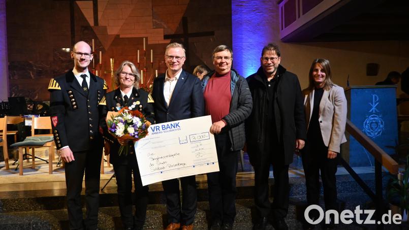 Dirigent Philipp Senft (von links), Bergknappen-Vorsitzende Alexandra Ottmann, VR-Vorstand Martin Sachsenhauser, Pfarrer Dr. Roland Kurz, Kirchenmusikdirektor Gerd Hennecke und Stephanie Fuchs vom VR-Bank Marketing bei der Übergabe der finanziellen Zuwendung an die Musiker. Bild: Anna Richthammer