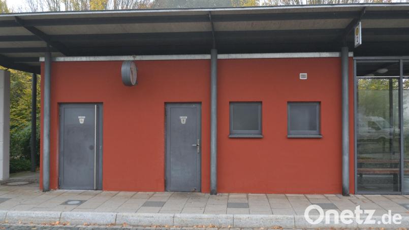 Eine von insgesamt vier öffentlichen Toiletten in Tirschenreuth ist am Großparkplatz beziehungsweise am zentralen Omnibusbahnhof (ZOB). Jugendliche wünschen sich dort mehr Sauberkeit und längere Öffnungszeiten. Bild: Thorsten Schreiber