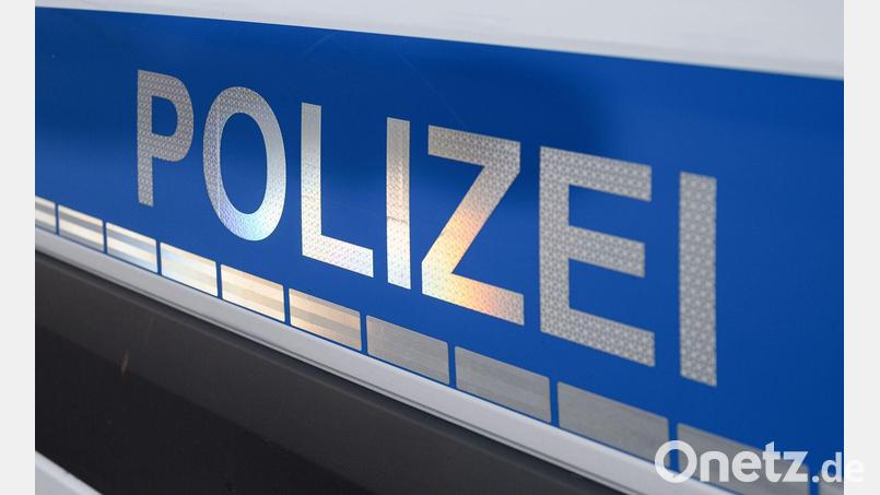 Die Polizei findet den betrunkenen Mann in einem Schuppen. (Symbolbild) Bild: Daniel Vogl/dpa