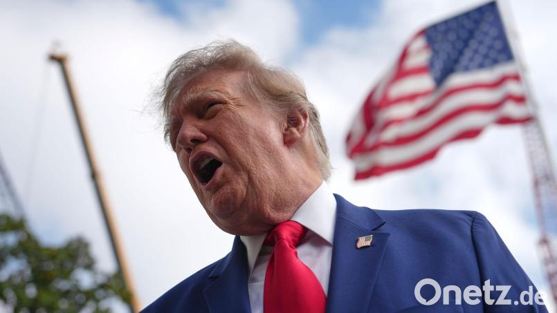 Trump will eigenen Aussagen zufolge nicht für die Drosselung des Satelliteninternets in der Ukraine verantwortlich gewesen sein. Bild: Julia Demaree Nikhinson/AP/dpa