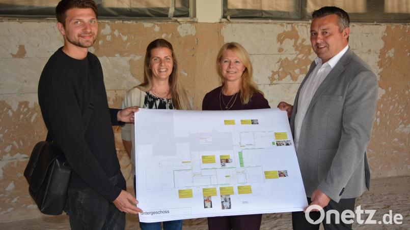 Architekt Simon Troesch, Kinderhausleiterin Sonja Ziegler, Schulrektorin Karin Gleißner und Bürgermeister Christian Hebert (von links) mit einer der Projektskizzen. Bild: Josef Rosner