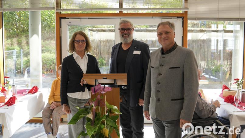 Friederike Müller (Geschäftsführerin der Caritas gGmbH St. Heinrich und Kunigunde) und Matthias Stiegler (Einrichtungsleiter Caritasheim St. Hedwig) mit Auerbachs Zweitem Bürgermeister Josef Lehner bei der Jubiläumsfeier. Bild: Caritas gGmbH