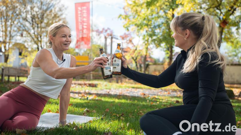 Beim Bierlates wird das alkoholfreie Bier zum ungewöhnlichen Begleiter der Übungen. Bild: Noah Wegmüller-Kocher