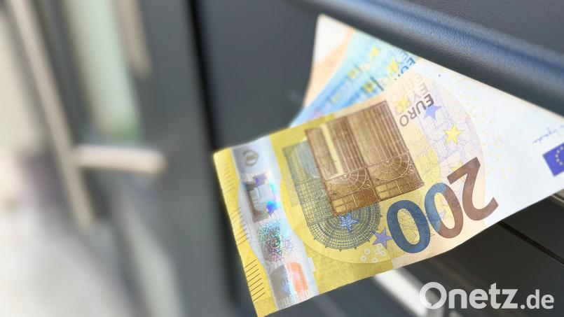 Plötzlich fremdes Geld im Briefkasten? So ähnlich muss es sich für den "falschen" Thomas Lachert angefühlt haben. Und der Mann zögert nicht, es einzustecken. Bild: Gabi Schönberger