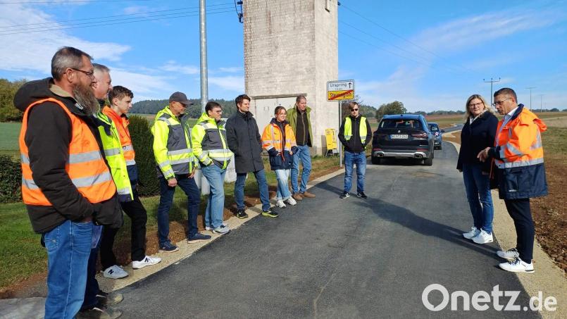 Vergangenen Dienstag wurde ein weiterer Teilabschnitt der Radwegeverbindung zwischen Hirschau und Amberg im Bereich Steiningloh freigegeben. Baudirektor Stefan Noll (rechts) erläuterte das Radwegekonzept im Beisein von Bürgermeisterin Beate Dietrich (Zweiter von rechts) sowie Vertretern des Ingenieur-Büros Renner + Hartmann Consult, der Baufirma Scharnagl, des Bauamtes und der Stadt Hirschau. Bild: Werner Schulz