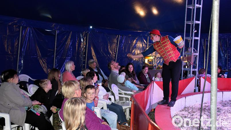 Clown Spaghetti treibt seine Spässchen mit den Kindern und auch mit manchem Papa im Zirkuszelt. Bild: Ulla Britta Baumer