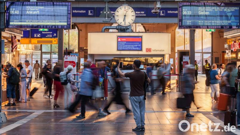 Eine Durchsage schreckte am Freitag die Passanten etwa am Frankfurter Hauptbahnhof auf. (Archivbild) Bild: Andreas Arnold/dpa