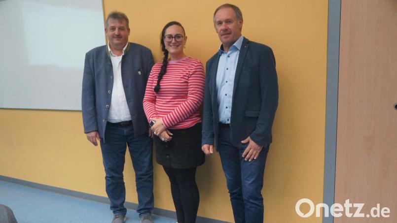 In der Schulverbandsversammlung stellte sich Rektorin Julia Kopp vor. Zum Vorsitzenden wurde Bürgermeister Rudolf Teplitzky wiedergewählt (nicht im Bild), zu seinen Stellvertretern die Bürgermeister Josef Pretzl, Gleiritsch, (rechts) und Reinhard Kreuzer, Schönsee. Bild: Elfriede Weiß
