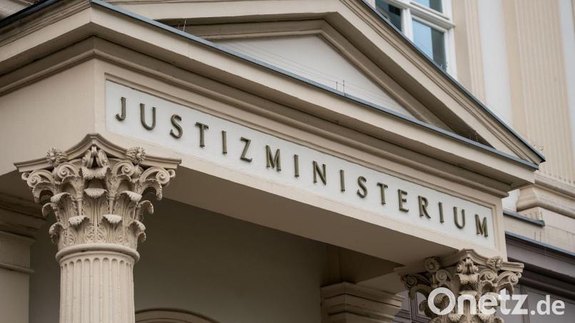 Das Eingangsportal des nordrhein-westfälischen Justizministeriums in Düsseldorf. (Archivbild) Bild: Marius Becker/dpa