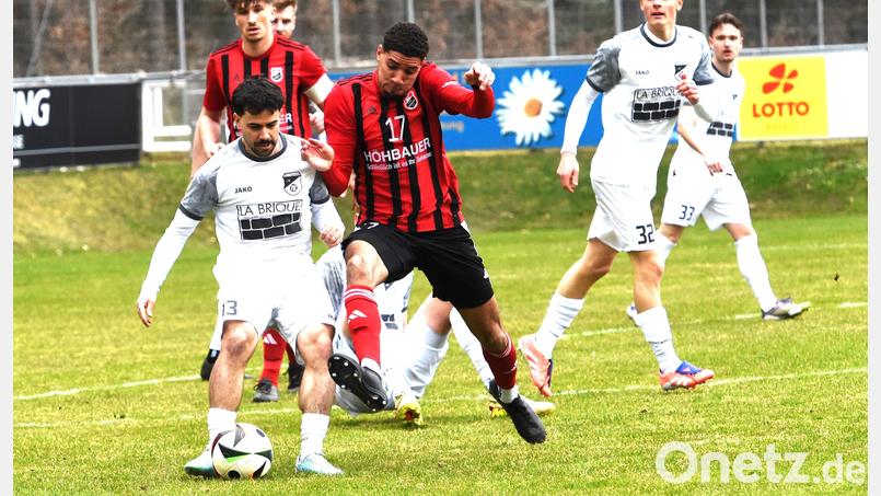 Jamal Dubois (rotes Trikot) leidet an Kniebeschwerden. Der Verteidiger droht bis zur Winterpause auszufallen. Archivbild: Gerhard Büttner