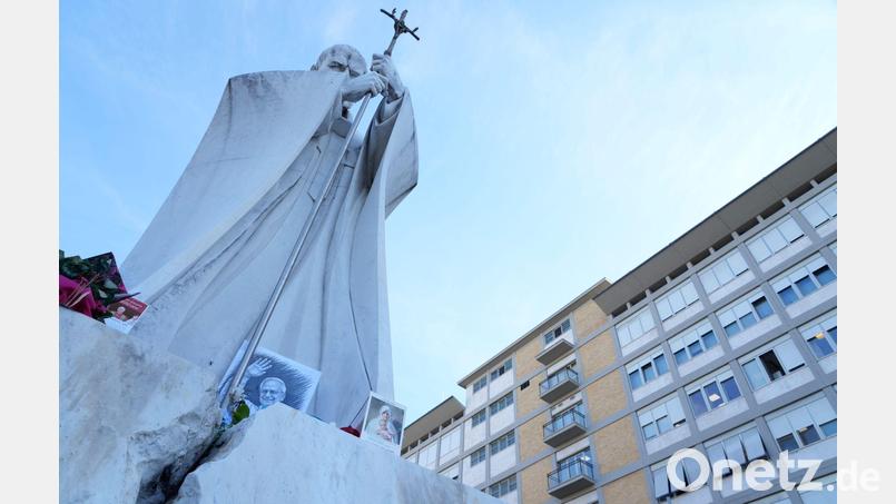 Papst Leo XIV. liegt im zehnten Stock des Gemelli-Krankenhauses. Davor befindet sich eine Statue seines Vorgängers Johannes Paul II.. Bild: Gregorio Borgia/AP/dpa