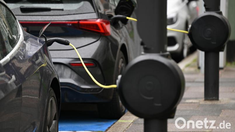 Die Elektroautozulassungen steigen in allen Bundesländern - aber längst nicht gleichmäßig. (Archivbild) Bild: Arne Dedert/dpa