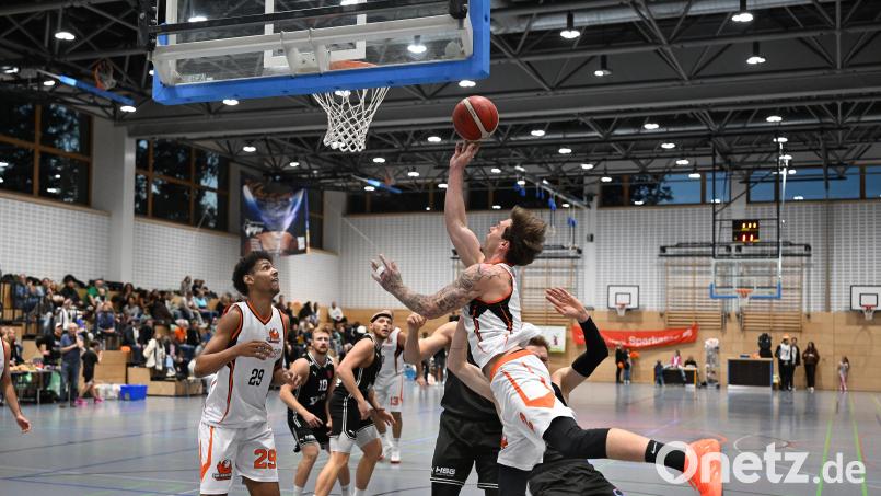 Flügelspieler Lukas Pryszcz besticht durch einen kompromisslosen Zug zum Korb. Die Neustädter Basketballer starten mit einem Heimspiel in die neue Saison. Bild: Tobias Schwarzmeier