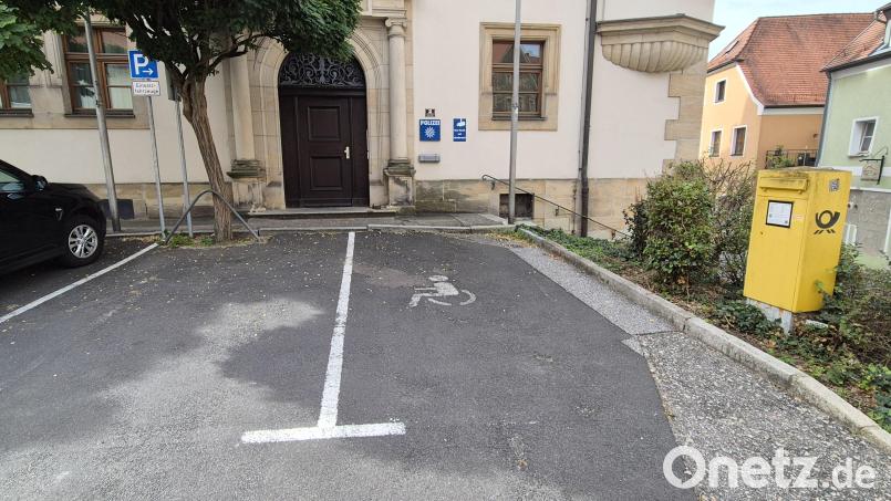 Direkt vor der Nabburger Polizei-Dienststelle befindet sich links ein Schild, das auf Parkplätze für Einsatzfahrzeuge verweist. Doch auf dem rechten Parkplatz war am 25. September auf dem Boden noch eine Markierung zu sehen, die auf einen Behindertenparkplatz hindeutete. Das hat in Nabburg für einigen Ärger gesorgt. Bild: Fritz Hopp