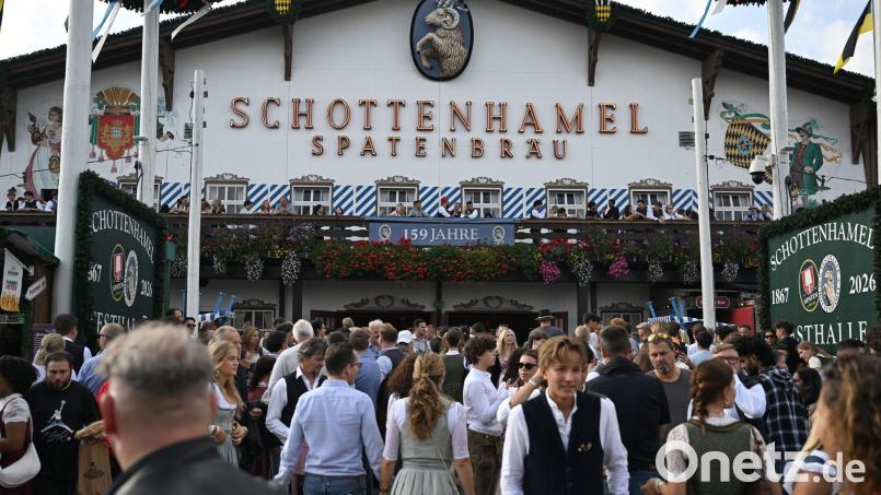 Das Schottenhamel-Zelt musste lange zittern - dort wird traditionell auch das erste Faß der Wiesn anstochen. (Archivbild) Bild: Felix Hörhager/dpa