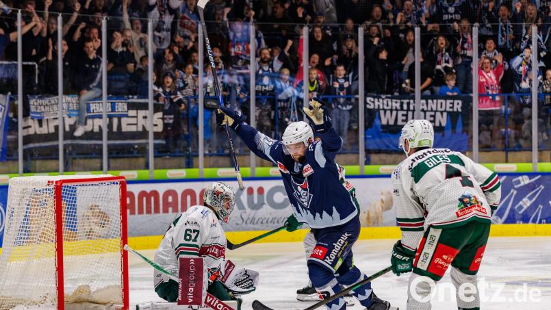Michael Regush (Mitte) bejubelt seinen Treffer zum zwischenzeitlichen 5:3 für die Blue Devils Weiden gegen die Starbulls Rosenheim. Bild: Werner Moller