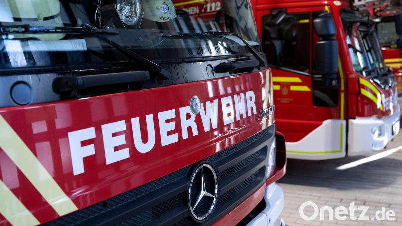 Die Feuerwehr löscht den Brand. (Symbolbild) Bild: Sven Hoppe/dpa