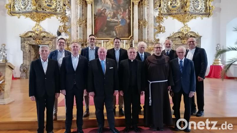 400 Jahre MMC Amberg: Führung, Konsilium und Konsultoren sind zugleich die Organisatoren des Festjahres 2026 (vorne, von links) Assistent Gerhard Meier, Assistent Christoph Halmich, Präfekt Michael Koller, Zentralpräses Stadtpfarrer Markus Brunner, Vizepräses Wallfahrtsrektor Pater Seraphin Bartosz Broniowski, Ehrensodale Franz Meier, sowie (hinten, von links) Schatzmeister Stefan Ströhl, Schriftführer Oliver Weiß, Konsultoren Uli Hübner, Erhard Hirmer, Ewald Gebhard und Wolfgang Gerl. Bild: Michael Koller Junior