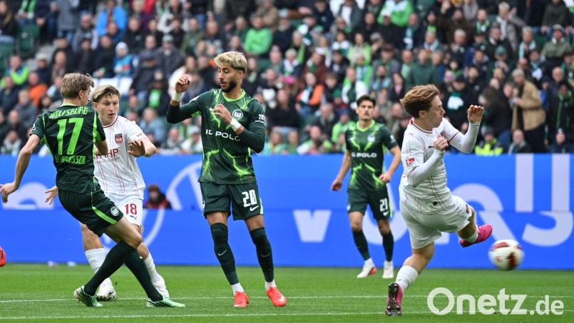 Wolfsburgs Alexander Bernhardsson (Nr. 17) erzielt nach 34 Sekunden das bislang schnellste Tor der Zweitliga-Saison. Bild: Swen Pförtner/dpa