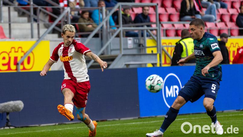Für Sascha Hingerl (links) und den SSV Jahn reichte es gegen Wehen-Wiesbaden nur zu einem 0:0. Bild: Sascha Janne
