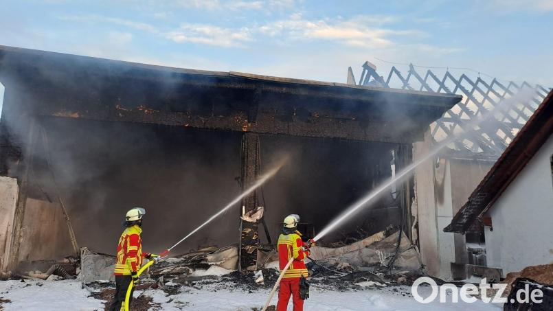 In Bachetsfeld (Illschwang) sind am Freitagabend zwei Nutzgebäude abgebrannt. Rund 80 Feuerwehrleute waren im Einsatz. Bild: Kreisbrandinspektion Amberg-Sulzbach