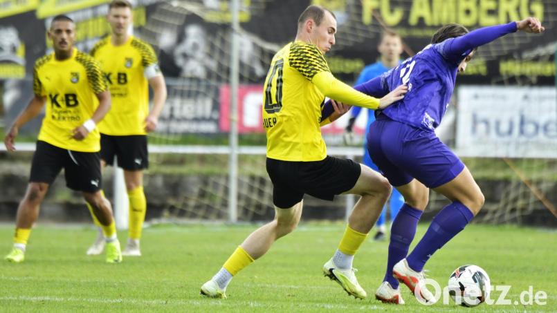 Florian Knauer (links) erzielte das 1:0 für den FC Amberg. Bild: Hubert Ziegler