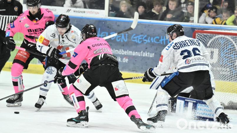Alarmstufe Pink vor dem Landsberger Tor durch den ERSC Amberg mit Jakub Bitomsky und Lukas Krieger (von links). Bild: Hubert Ziegler
