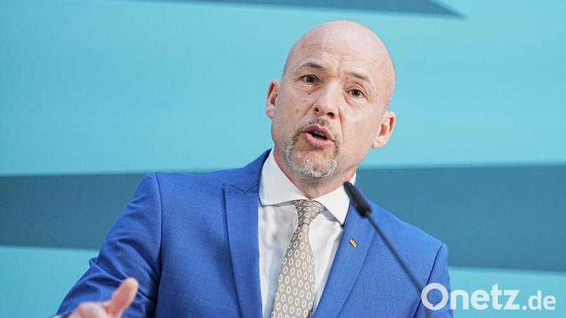 Hoffmann sieht in der Eingliederung von Politikern in die gesetzliche Rente nicht die Lösung. (Archivbild) Bild: Michael Kappeler/dpa