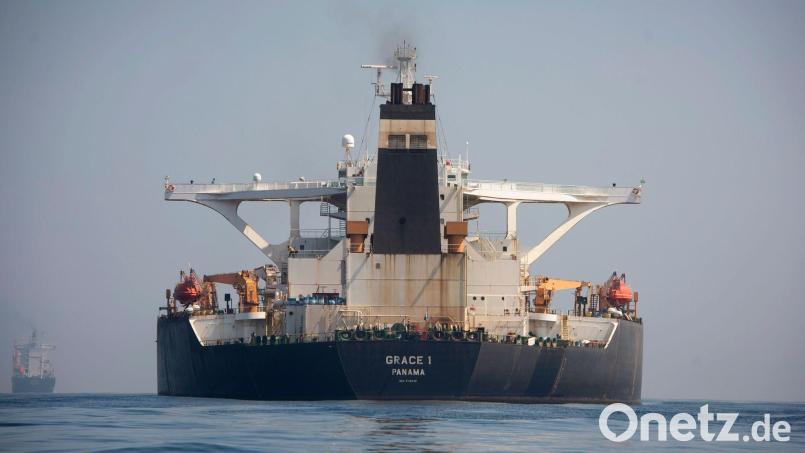 Iranischen Angaben zufolge ist ein Supertanker in der Straße von Hormus auf eine Seemine aufgefahren. (Symbolbild) Bild: Marcos Moreno/AP/dpa
