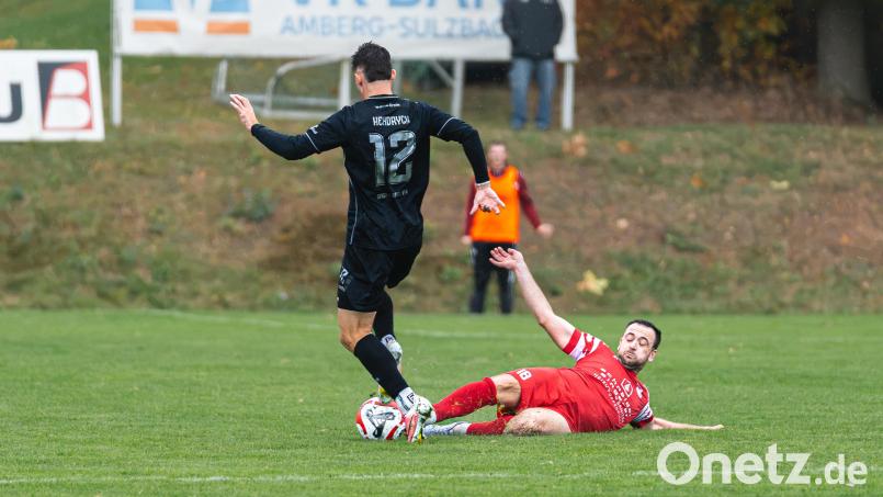 Zu harmlos: Andrej Dauer (rechts) und der SV Inter Bergsteig gehen gegen die Sportfreunde Ursulapoppenricht deutlich mit 0:8 unter. Bild: Hannah Dirscherl
