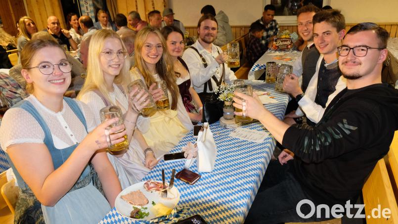 Ein Prosit der Gemütlichkeit: Passend zum Motto stießen die Besucherinnen und Besucher am Freitagabend beim Oktoberfest mit Bier an. Bild: Robert Dotzauer