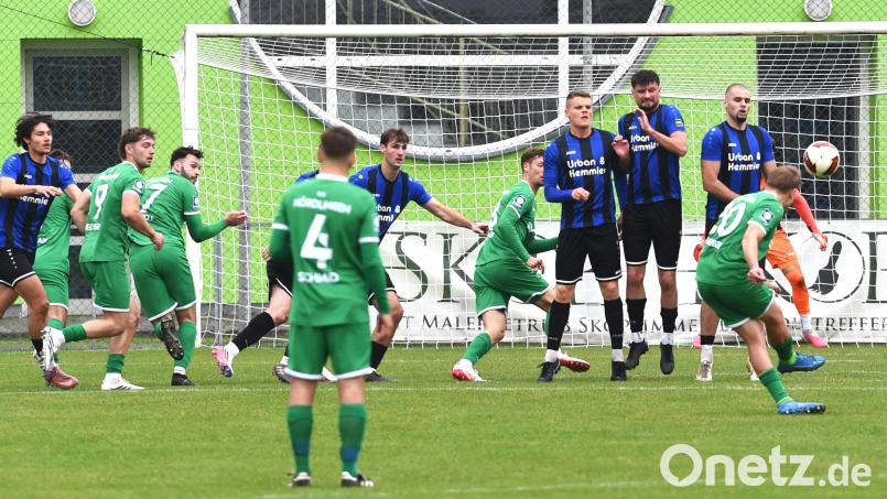 Dieser Freistoß für den TSV Nördlingen brachte nichts ein. Die SpVgg SV Weiden und der Tabellenvorletzte trennten sich leistungsgerecht 1:1. Bild: Gerhard Büttner