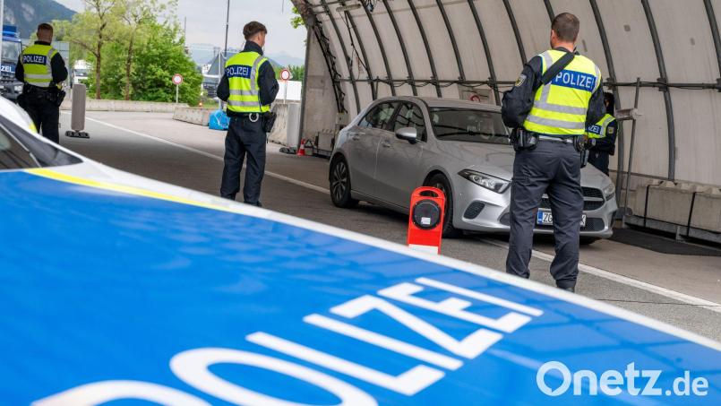 Die Bundespolizei kontrolliert seit einiger verstärkt auch an den bayerischen Außengrenzen. (Archivbild) Bild: Peter Kneffel/dpa