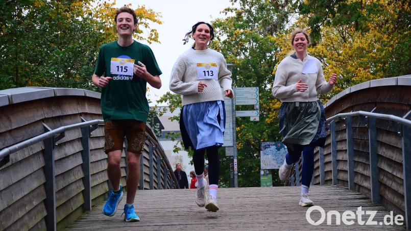 Paul Soderer, Julia Schraml und Antonia Wechsler liefen beim ersten Weidener Kirchweih-Trachten-Fun-Lauf der DJK Weiden mit. Bild: Helmut Kunz