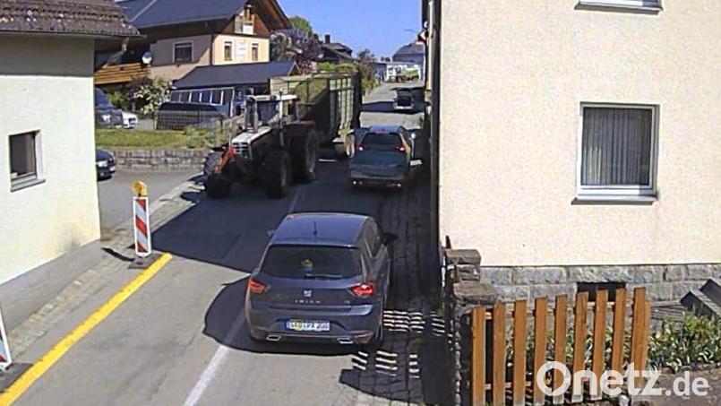 Bei einem Fahrversuch zum geplanten Gehweg in der Bahnhofstraße in Winklarn ging es um diese Engstelle.. Bild: Christian Faderl