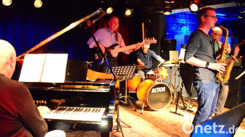Zweimal im Jahr treffen sich im „Bistrot Paris“ in Weiden Musiker unterschiedlichen Alters, um gemeinsam Jazz zu spielen. Bild: Helmut Kunz