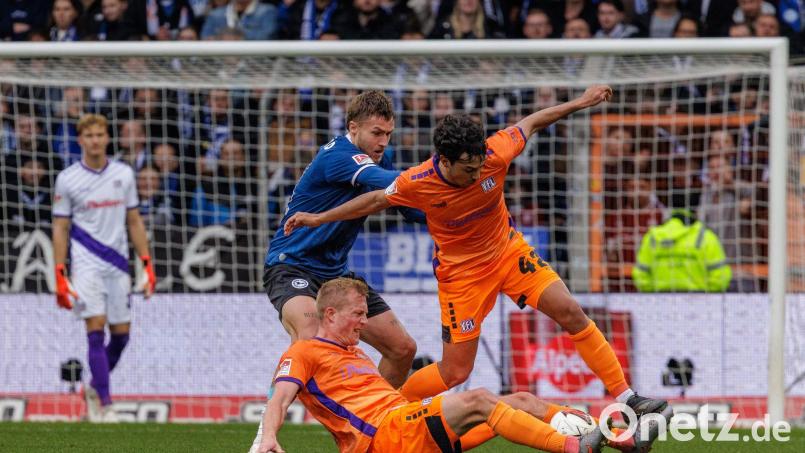 Das Duell Bielefeld gegen Osnabrück war umkämpft. Bild: David Ebener/dpa